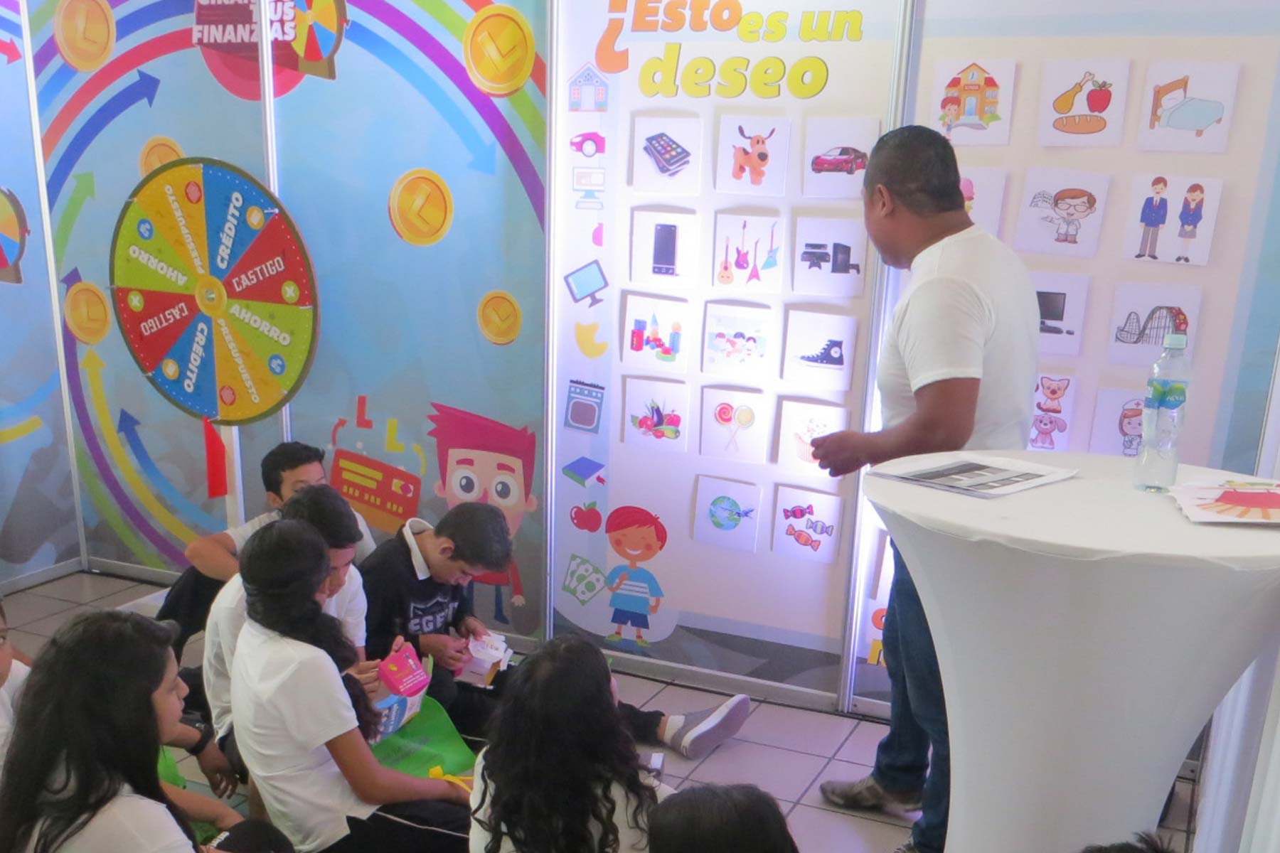 Niños jugando necesidades o deseos